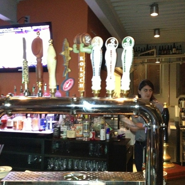 2/16/2013にSean B.がGrowlers Beer Bistroで撮った写真