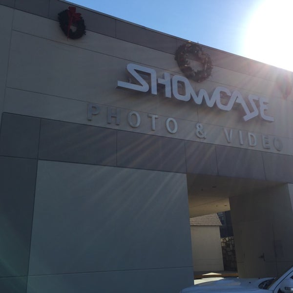 รูปภาพถ่ายที่ Showcase Inc. Photo &amp; Video โดย Jordan G. เมื่อ 12/2/2014
