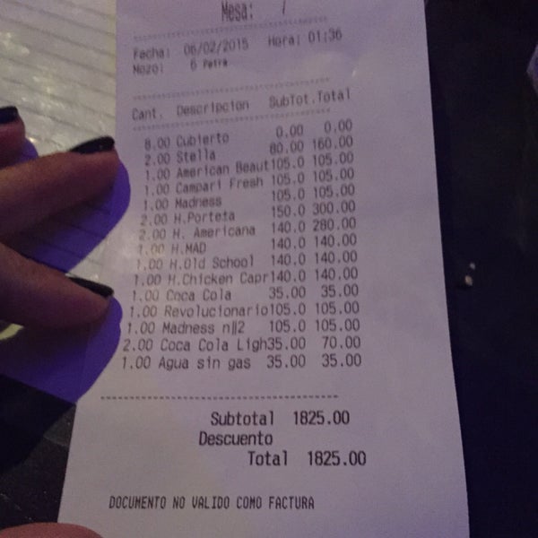 Ambiente muy lindo. Precios: Agua $35, Cerveza $40, tragos arrancan de $105. Hamburguesas $140. Solo aceptan efectivo/cash... 👎