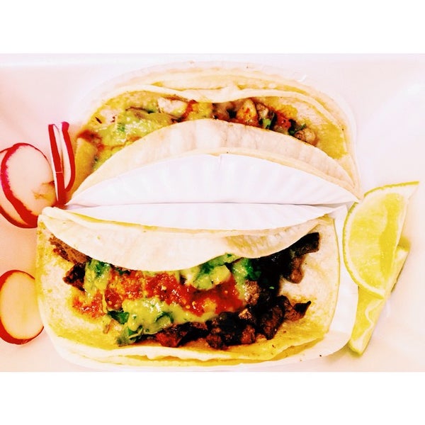 รูปภาพถ่ายที่ Tacos Morelos โดย Ronald B. เมื่อ 10/26/2014