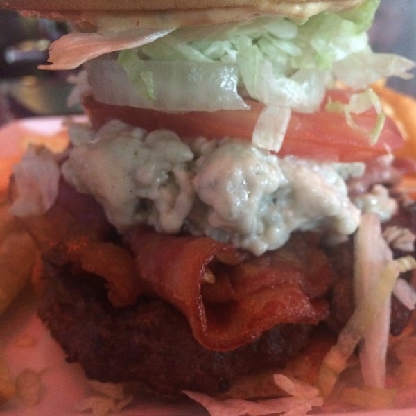 รูปภาพถ่ายที่ Nicky Rottens Bar &amp; Burger Joint โดย Lawrence B. เมื่อ 3/1/2015