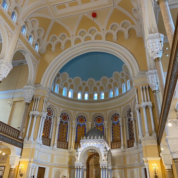 Foto diambil di Grand Choral Synagogue oleh Sweet H. pada 5/25/2021