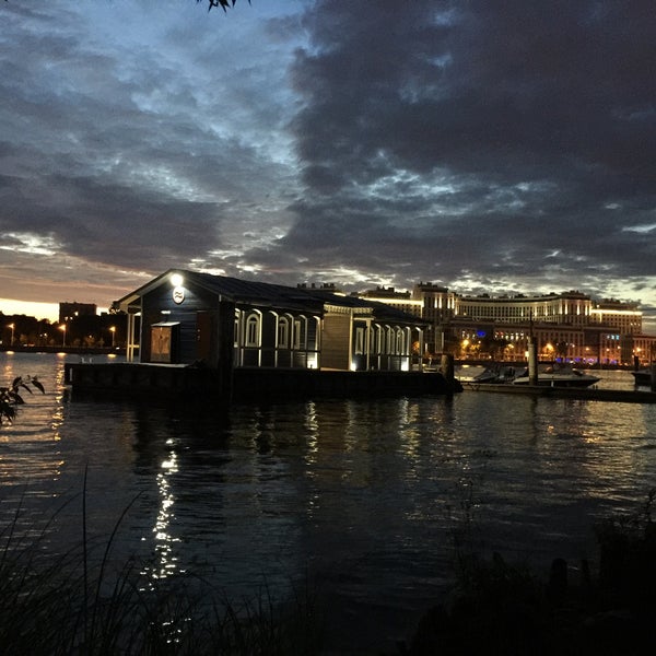 Бетнал грин причалы. Строгино пирс. St petersburg pier сент-питерсберг. Петроградская набережная причал. Санкт пирс.