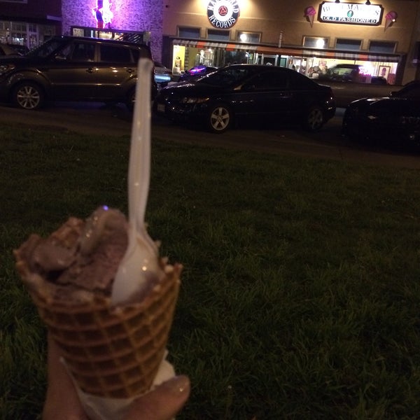 Photo taken at Beth Marie&#39;s Old Fashioned Ice Cream &amp; Soda Fountain by Bóng Bay on 5/3/2015