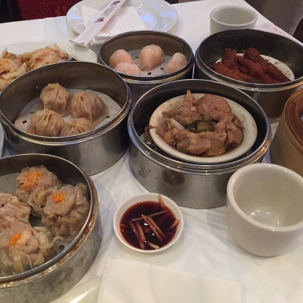 Foto diambil di Kirin Court Chinese Restaurant oleh Bóng Bay pada 9/10/2016