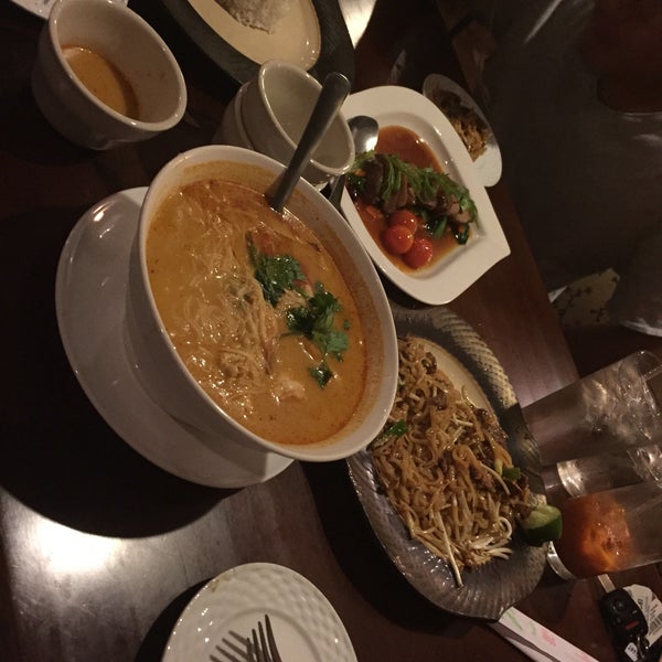 Photo taken at Thai Square Restaurant by Bóng Bay on 8/4/2016