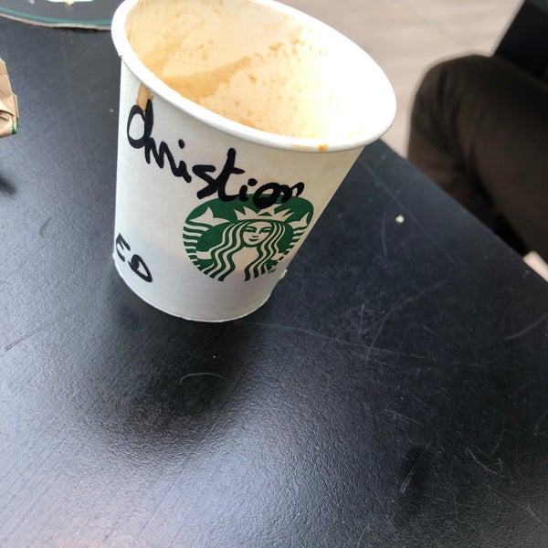 Photo prise au Starbucks par Kristian V. le10/23/2018