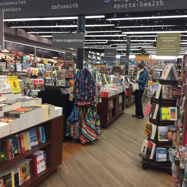 Das Foto wurde bei Brookline Booksmith von Brad S. am 12/8/2017 aufgenommen