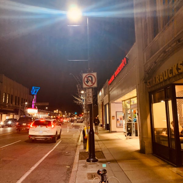 Foto scattata a Brookline Booksmith da Brad S. il 1/29/2020