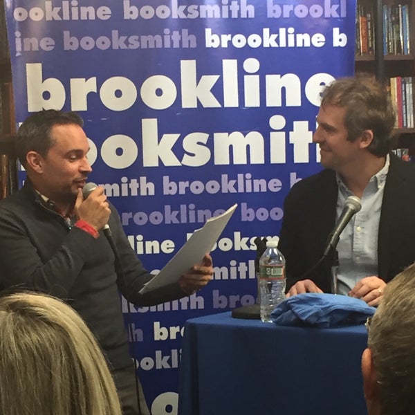 Foto tomada en Brookline Booksmith  por Brad S. el 3/7/2018