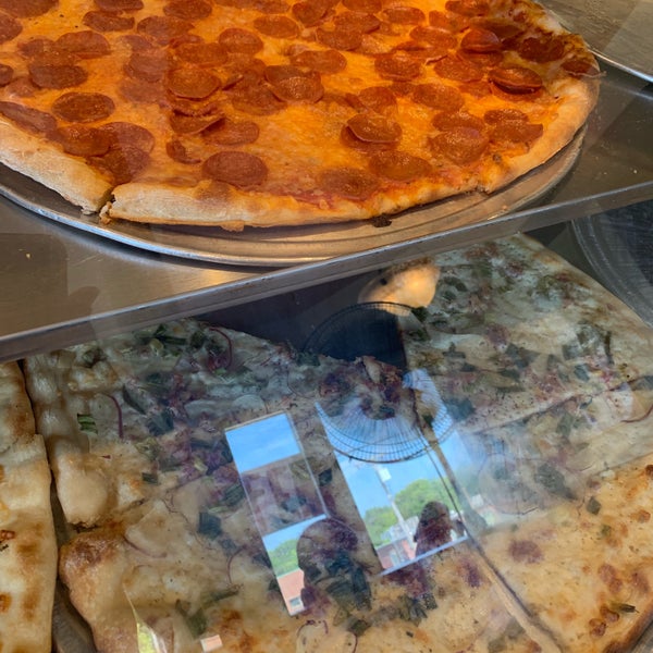 Foto diambil di Big Daddy&#39;s Pizza &amp; Sub Shop oleh Brad S. pada 8/22/2019