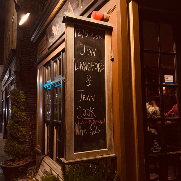 12/6/2019 tarihinde Brad S.ziyaretçi tarafından Atwood’s Tavern'de çekilen fotoğraf