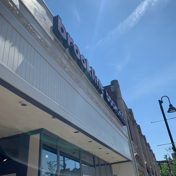 Foto tirada no(a) Brookline Booksmith por Brad S. em 6/24/2019