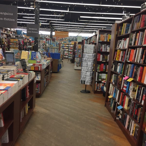 4/9/2018 tarihinde Brad S.ziyaretçi tarafından Brookline Booksmith'de çekilen fotoğraf