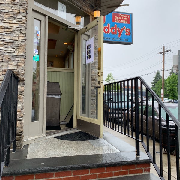 Foto diambil di Big Daddy&#39;s Pizza &amp; Sub Shop oleh Brad S. pada 6/20/2019