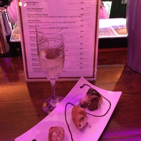 4/27/2014에 Radu G.님이 Caviarteria - Beluga Bar - Champagne &amp; Caviar Bar, Restaurant &amp; Lounge에서 찍은 사진