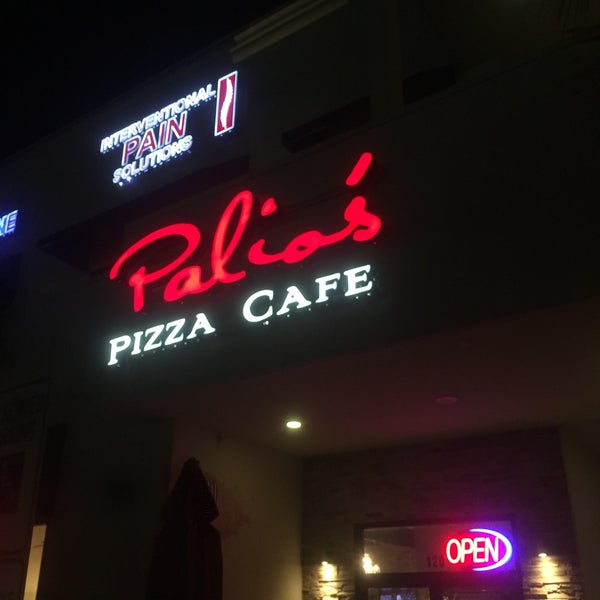 รูปภาพถ่ายที่ Palio&#39;s Pizza Cafe โดย Andrew S. เมื่อ 2/4/2016