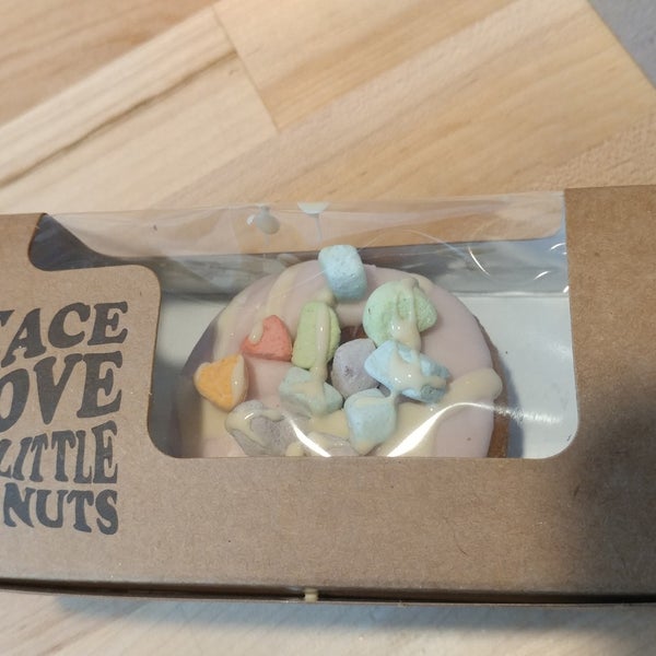 Foto scattata a Peace, Love &amp; Little Donuts da MisterEastlake il 1/7/2019