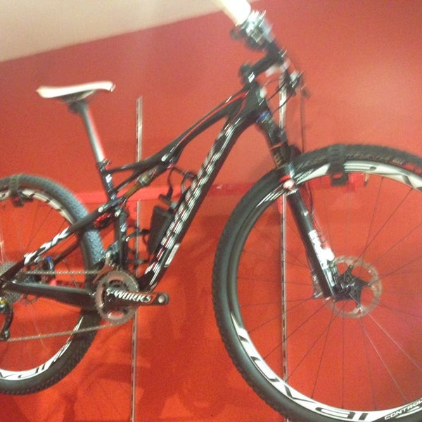 Das Foto wurde bei Pedal Urbano Bike Shop von Marcones B. am 8/21/2014 aufgenommen