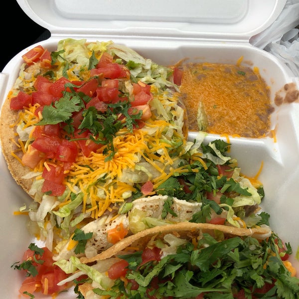Foto tomada en Carolina&#39;s Mexican Food  por Ross S. el 4/23/2019