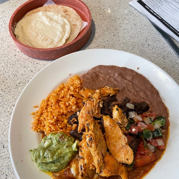 3/22/2022 tarihinde Ross S.ziyaretçi tarafından Acenar Mexican Restaurant'de çekilen fotoğraf