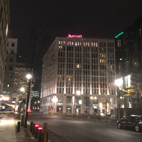 Foto tomada en Berlin Marriott Hotel  por Ross S. el 12/12/2018