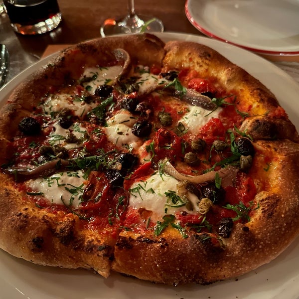 Снимок сделан в Pizzeria Mozza пользователем Ross S. 3/9/2023