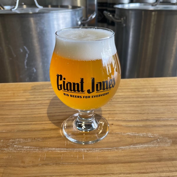 5/21/2022 tarihinde Ross S.ziyaretçi tarafından Giant Jones Brewing Company'de çekilen fotoğraf