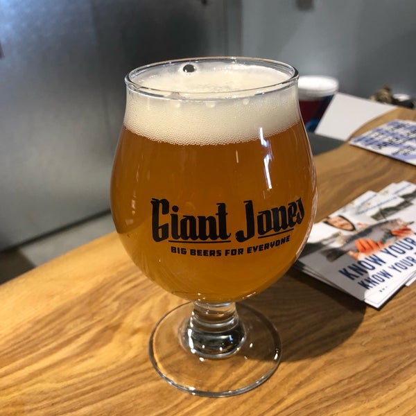 รูปภาพถ่ายที่ Giant Jones Brewing Company โดย Ross S. เมื่อ 3/30/2019