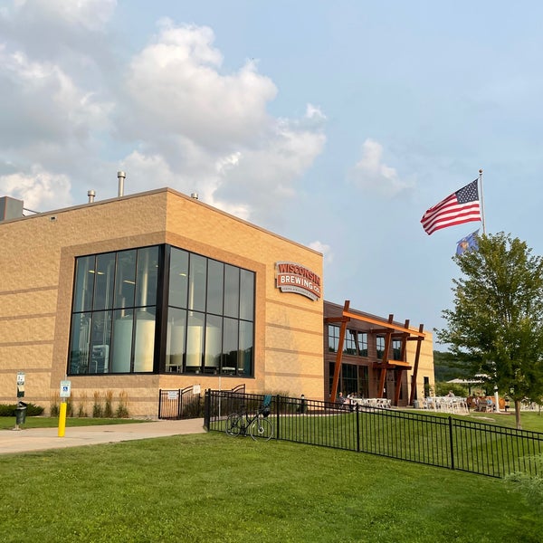 รูปภาพถ่ายที่ Wisconsin Brewing Company โดย Ross S. เมื่อ 8/7/2021