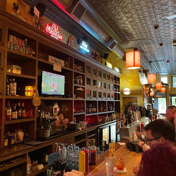 Foto diambil di The Old Fashioned Tavern &amp; Restaurant oleh Ross S. pada 11/6/2021