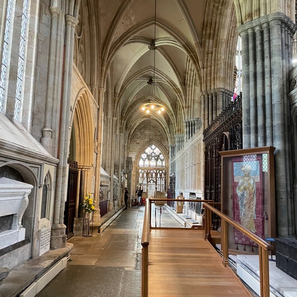 รูปภาพถ่ายที่ Exeter Cathedral โดย Ross S. เมื่อ 7/7/2022