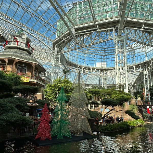 Photo taken at Gaylord Opryland Resort &amp; Convention Center by Ross S. on 12/27/2022
