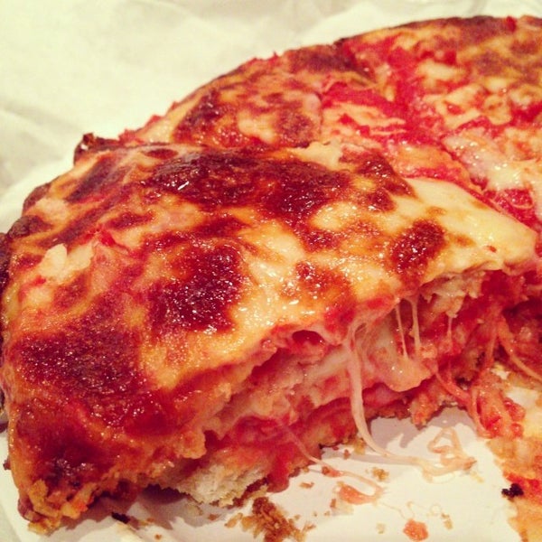 Foto scattata a Matthew&#39;s Pizza da Brian S. il 11/28/2013