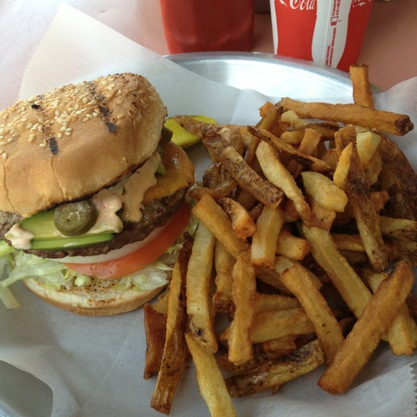 รูปภาพถ่ายที่ Joy Burger Bar โดย Eavan O. เมื่อ 6/23/2013