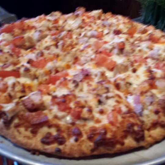Foto diambil di Glass Nickel Pizza Co. - Brookfield oleh Carol B. pada 9/22/2013