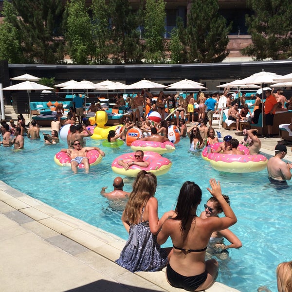 Photo taken at LIQUID Pool Lounge by Jen P. on 7/25/2015