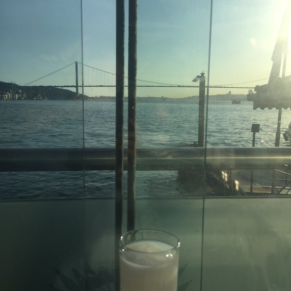 4/15/2016 tarihinde Emir A.ziyaretçi tarafından Çengelköy İskele Restaurant'de çekilen fotoğraf