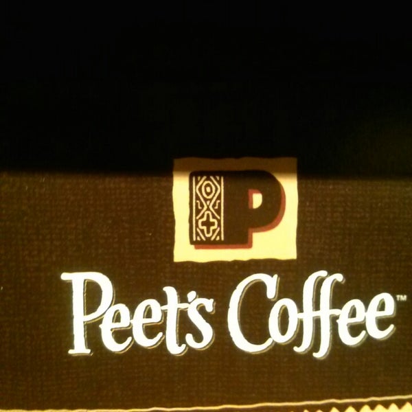 รูปภาพถ่ายที่ Peet&#39;s Coffee &amp; Tea โดย Hector A. เมื่อ 12/1/2013