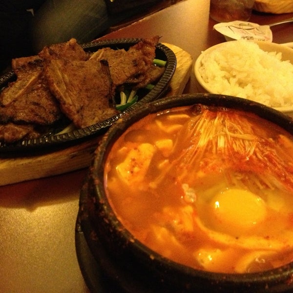 Das Foto wurde bei Dolsot House | K-Town BBQ Korean Restaurant von Jacqueline R. am 2/17/2013 aufgenommen