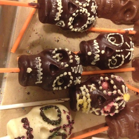 Снимок сделан в Lucky Chocolates, Artisan Sweets And Espresso пользователем the chillEmpress 11/1/2012
