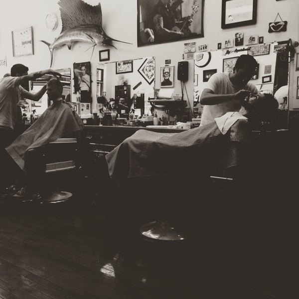 7/15/2015 tarihinde Matt A.ziyaretçi tarafından Belmont Barbershop'de çekilen fotoğraf