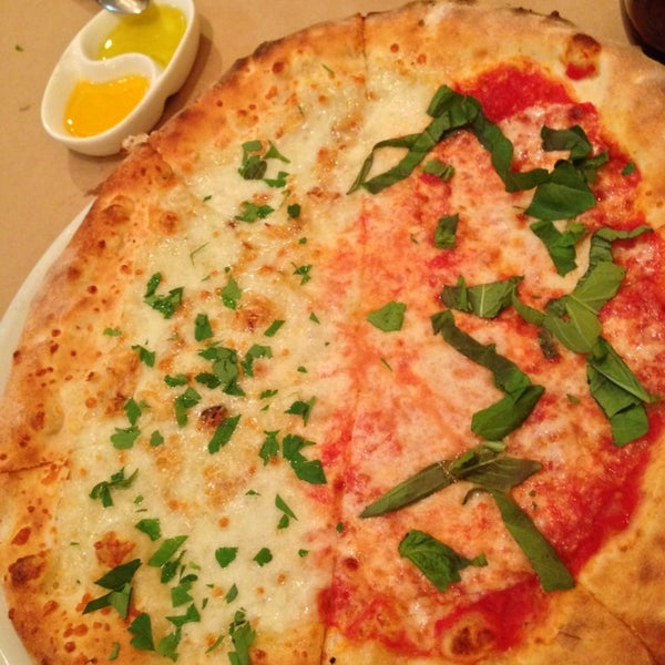 12/28/2013 tarihinde Sally J.ziyaretçi tarafından Pizzeria Rustica'de çekilen fotoğraf