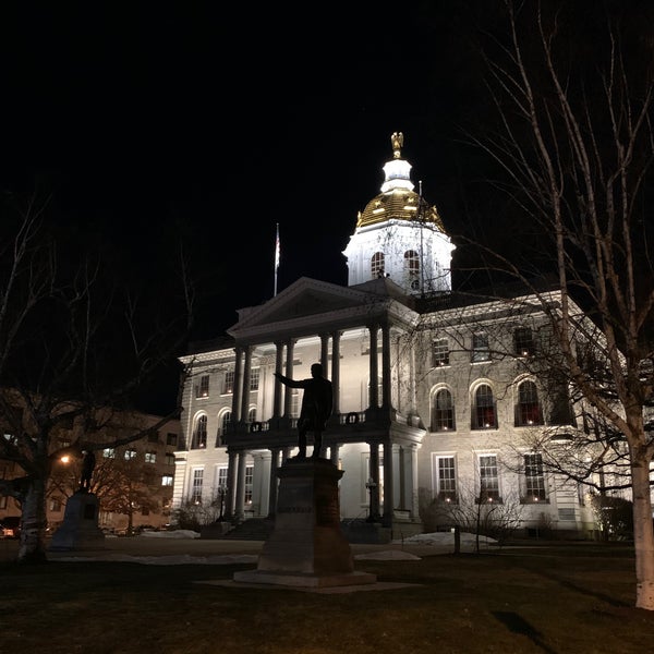 Foto tirada no(a) New Hampshire State House por Sally J. em 12/11/2019