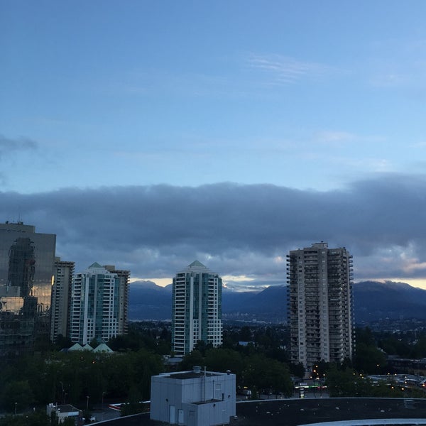 Foto scattata a Hilton Vancouver Metrotown da Sally J. il 6/16/2016