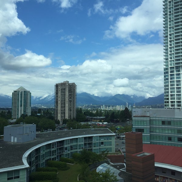 Foto scattata a Hilton Vancouver Metrotown da Sally J. il 6/15/2016