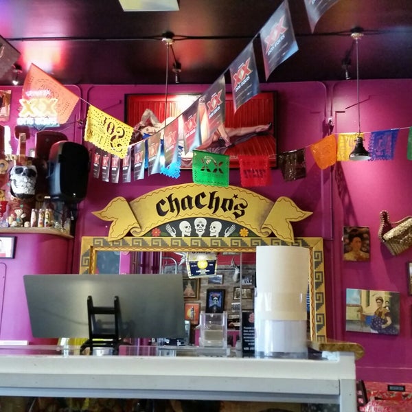 Foto diambil di CHACHO&#39;S Restaurant oleh Ron M. pada 5/10/2015