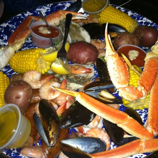 Six Feet Under Pub & Fish House Seafood Restaurant in West Midtown