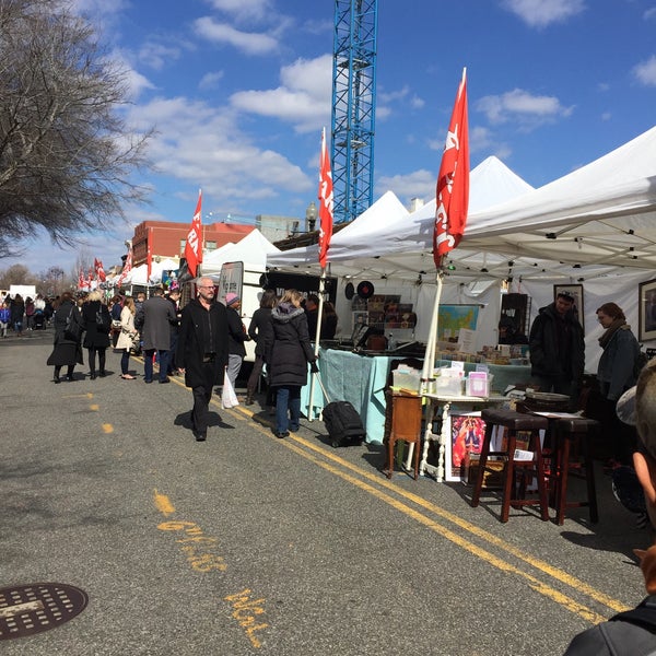 รูปภาพถ่ายที่ The Flea Market at Eastern Market โดย Charise V. เมื่อ 2/27/2016