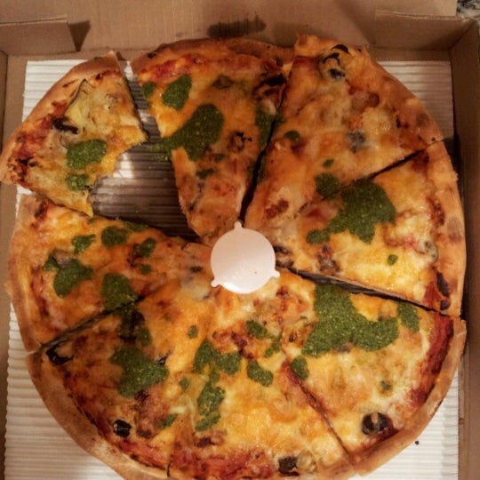 красивая пицца на столе. "пицца". пицца по домашнему. пицца домашняя. пицца пепперони.